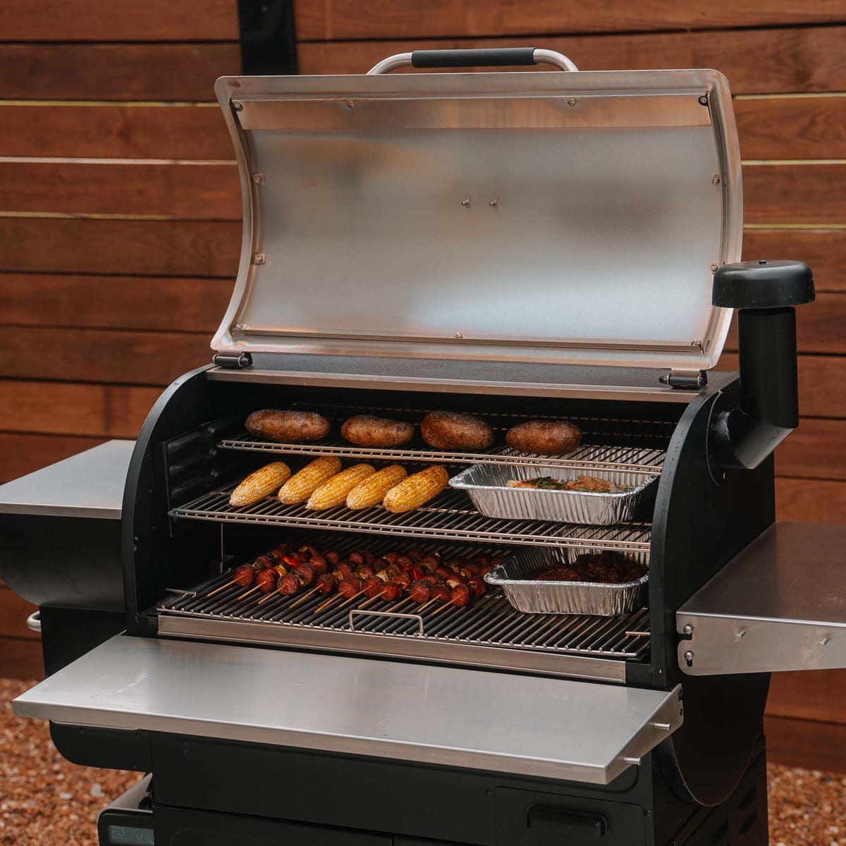 Grilla Silverbac 2.0 XL with three levels of grates full of food